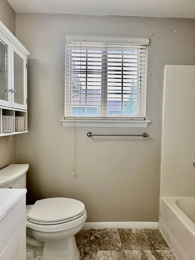 Building Photo - Conveniently Located Home in East Quincy H...