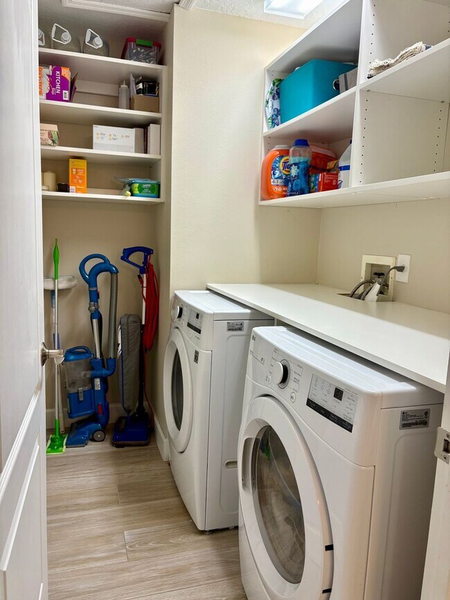 Building Photo - 3/2/2 with huge screened-in lake view patio in The Pines/Jensen Beach