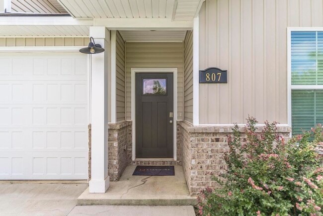 Building Photo - 807 Ivy Glen Dr