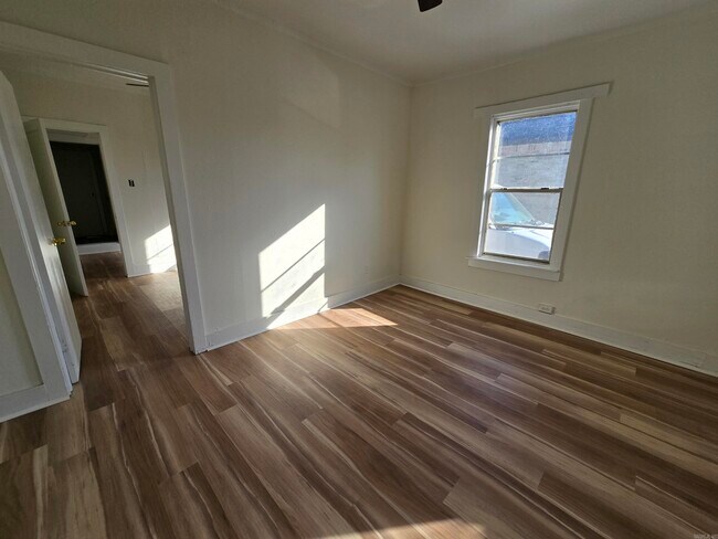 Building Photo - 709 W 44th St