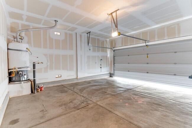 Building Photo - SINGLE HOME 3 BEDROOM 2 BATH