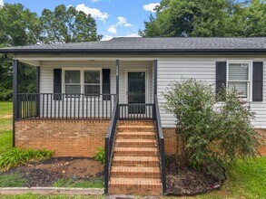 Building Photo - Freshly renovated 2 bed 2 bath home-$500 off first month rent!!