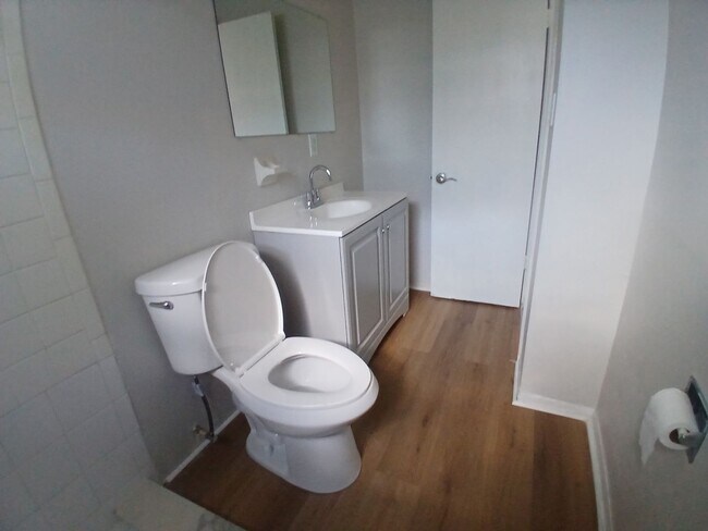 Building Photo - 2/1 units, Multi fam unit in Tampa near local amenities