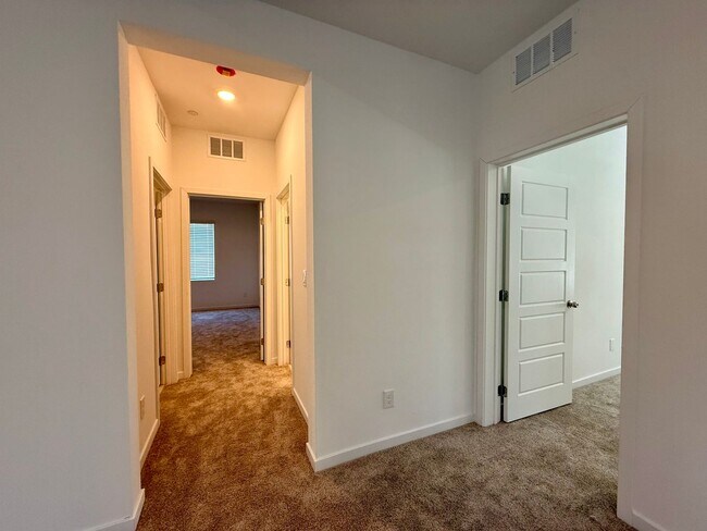 Building Photo - 4 BED 3.5 BATH 2 CAR GARAGE HOME w/ LOFT, ...