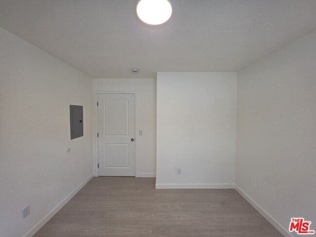 Building Photo - 912 N Ridgewood Pl