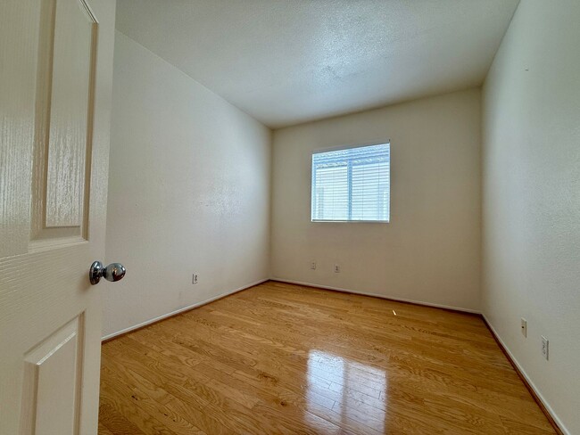 Building Photo - Spacious 3 Bedroom 2.5 Bath Townhouse with...