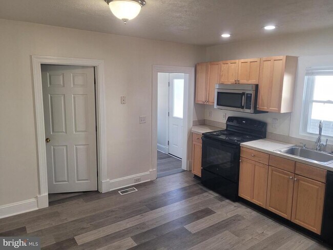 Building Photo - 48 Webster St