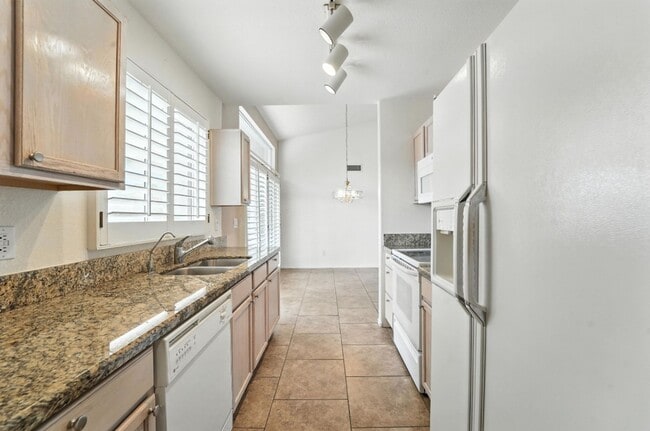 Building Photo - Resort-Style Living in Sunbird Golf Resort...