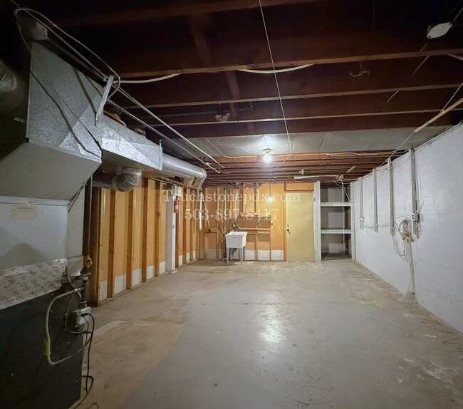 Building Photo - MOVE IN SPECIAL! ONE MONTH FREE! Timeless SE Portland 3 Bed Home w/Backyard, Hardwood Floors, & B...