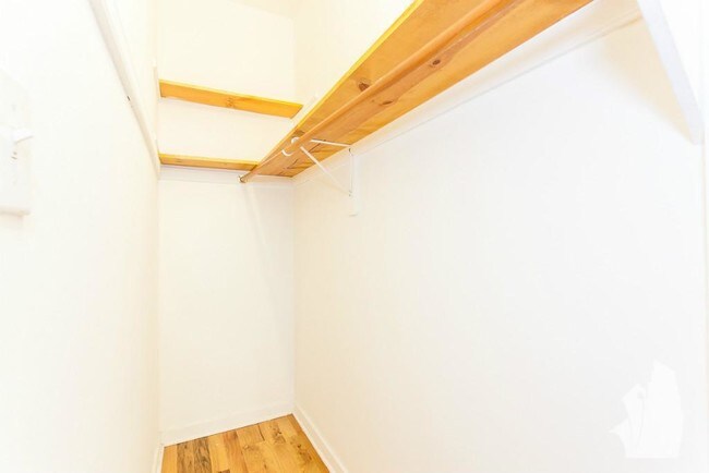 Building Photo - 540 W Wellington Ave