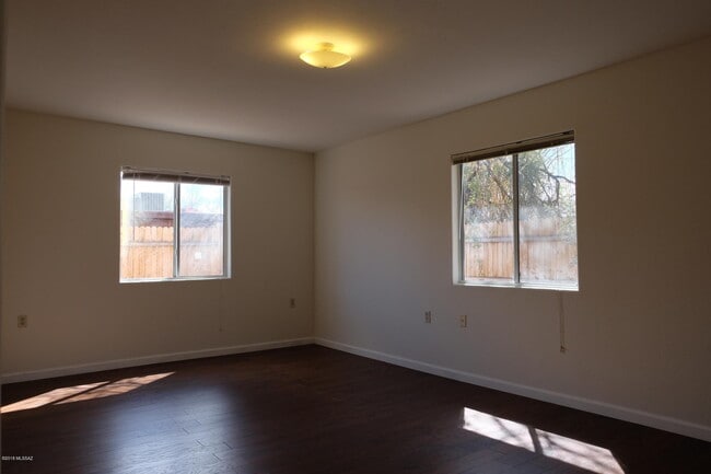 Building Photo - 3144 E Monte Vista Dr