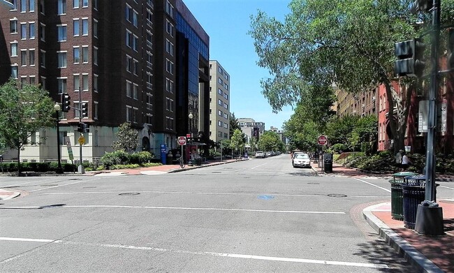 Building Photo - Bright and Spacious Condo in Fantastic Fog...