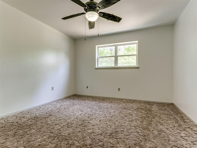 Building Photo - 616 Whispering Oak Rd