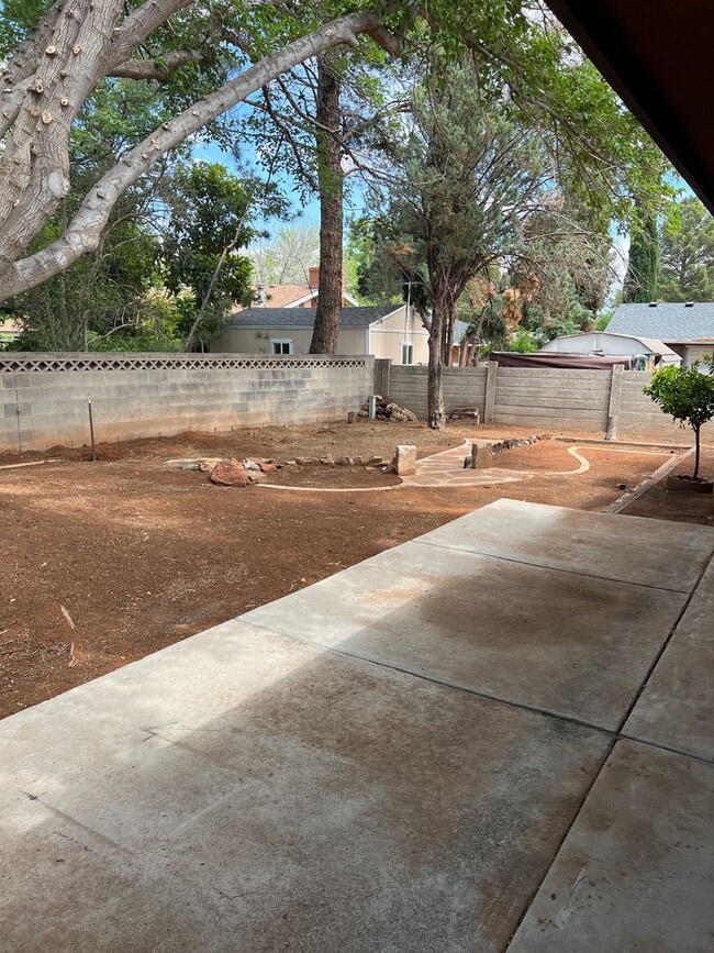 Building Photo - Great 3 bedroom 2 bathroom,  home with a h...