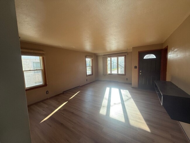 Building Photo - COZY 3 BEDROOM W/ SPACIOUS BACKYARD