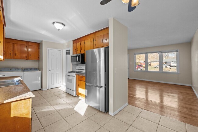 Building Photo - 2910 Kanewood Dr