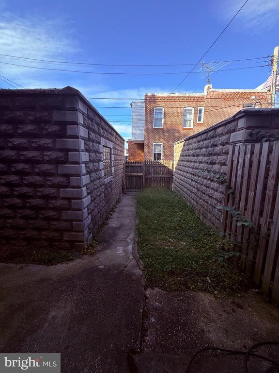 Building Photo - 824 E 33rd St