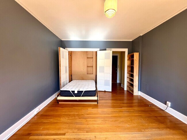 Building Photo - Historic Studio in Prime Alphabet District Location! Move in Special!