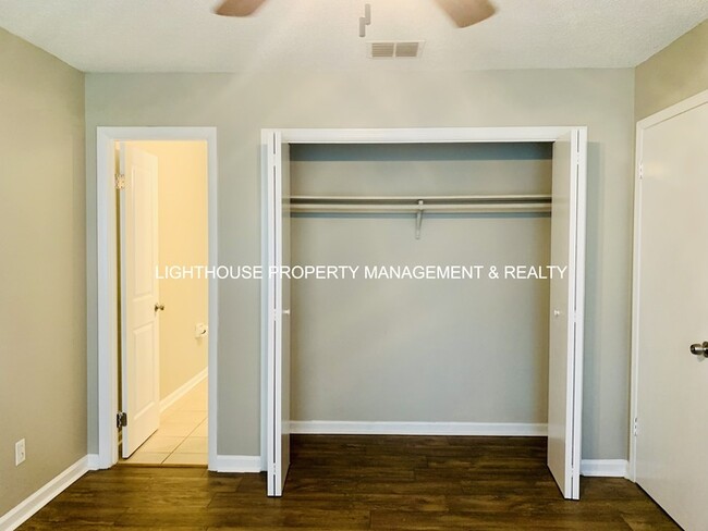 Building Photo - 2 Bed/2 Bath Single Story Townhome with At...