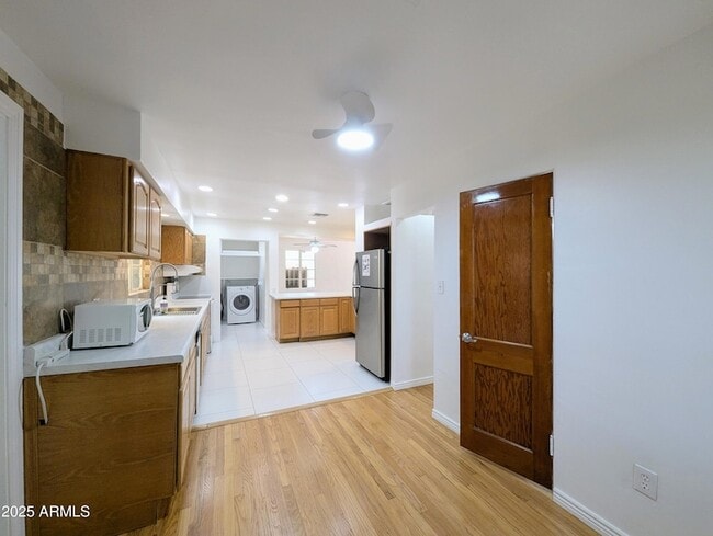 Building Photo - 2443 E Earll Dr
