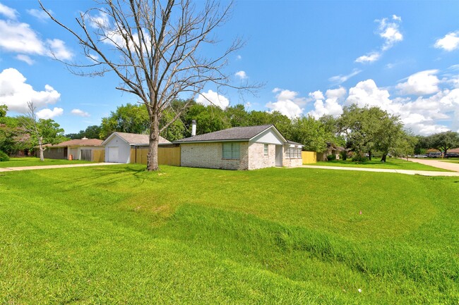 Building Photo - 8511 Honeysuckle