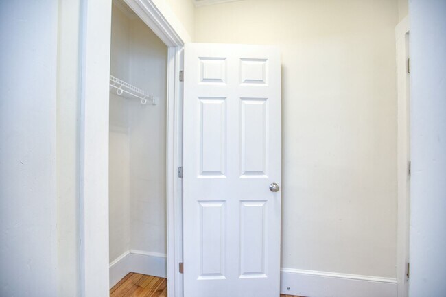 Building Photo - OR BEST OFFER **SPACIOUS FIRST FLOOR 2 BEDROOM WITH WASHER/DRYER SEPARATE DINING ROOM