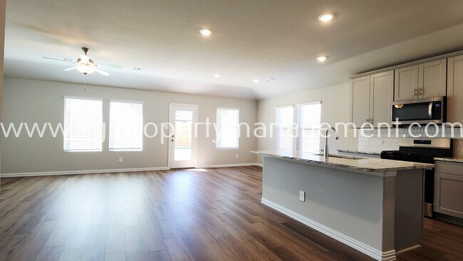 Building Photo - 417 Stagg St