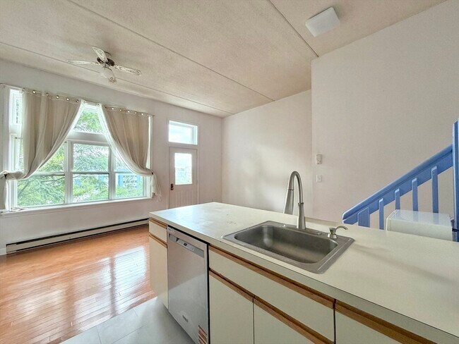 Building Photo - 26 Ellingwood St
