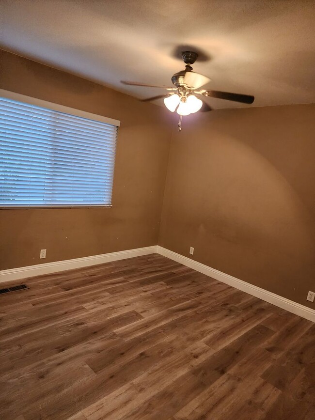 Building Photo - 3 Bedroom 2 bath with 2 car garage off of ...