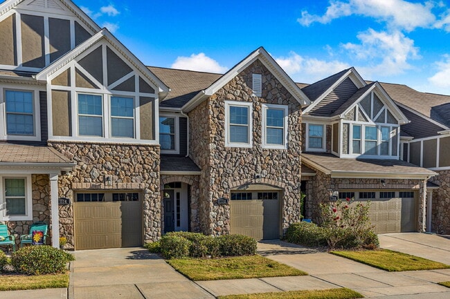 Building Photo - Your Next Home Awaits! 3BR Townhome with G...