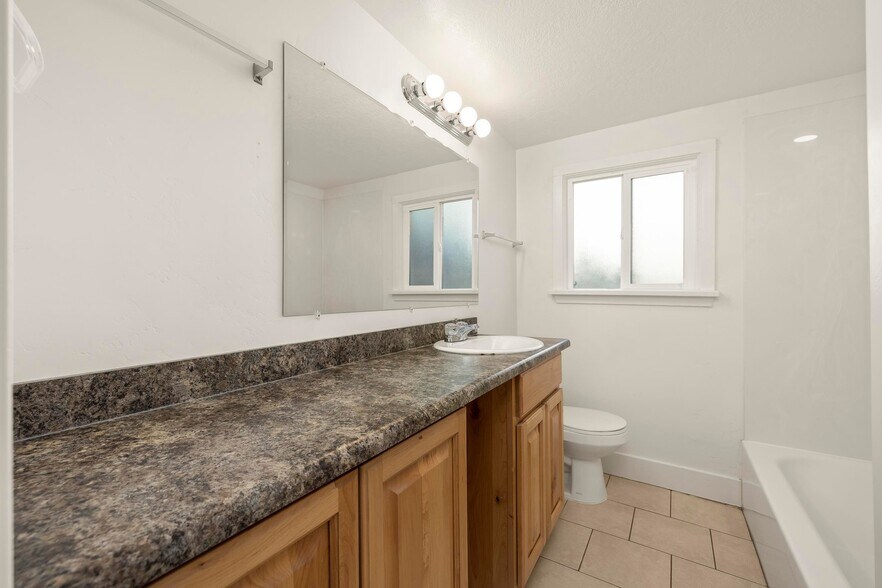 Building Photo - 792 500 N