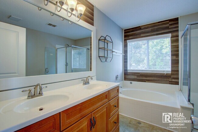Building Photo - 121 Sioux Ct