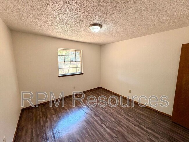 Building Photo - 7000 Woodlake Dr