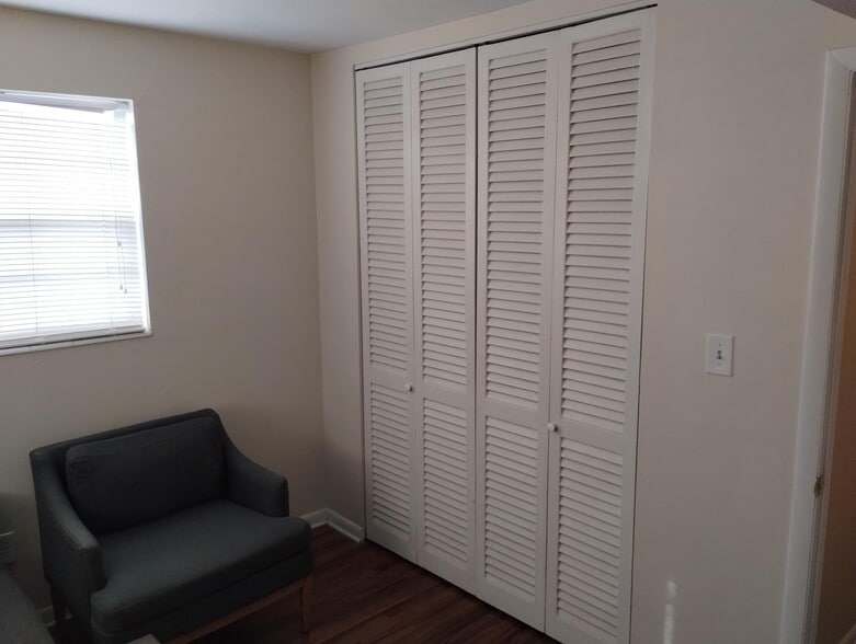 Building Photo - 401 Monroe Ave