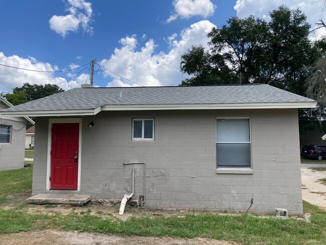 Building Photo - Two bedroom 1 bath