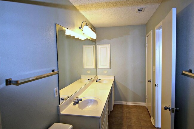 Building Photo - 2110 Jasper Ln