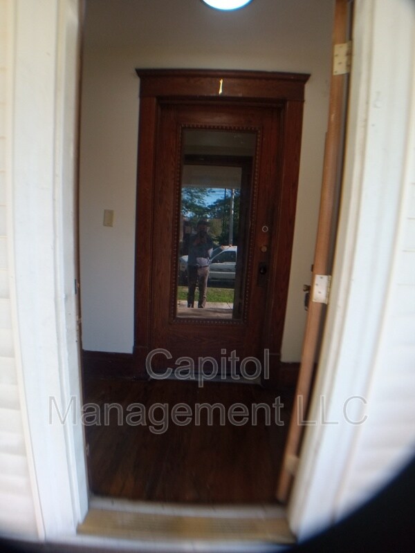 Building Photo - 229 W Lapeer St