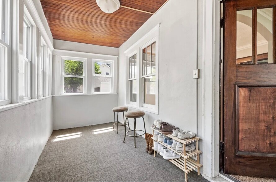 3 season porch - 319 Earl St