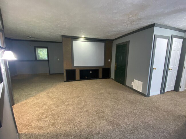 Building Photo - 1310 N Maple St