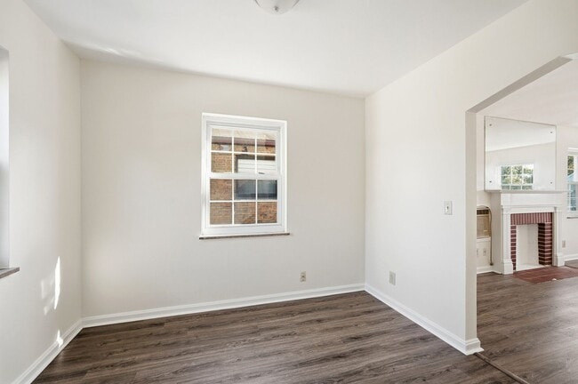 Building Photo - Charming Covedale Duplex