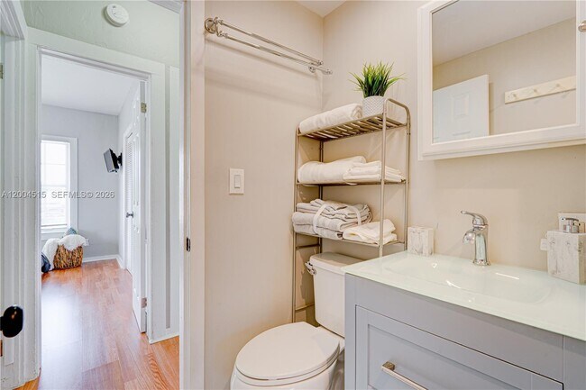 Building Photo - 227 SW 30th Ave