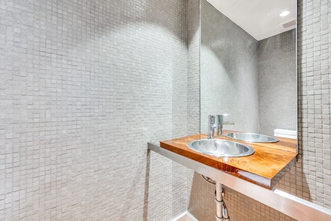 Building Photo - 524 N Manus Dr