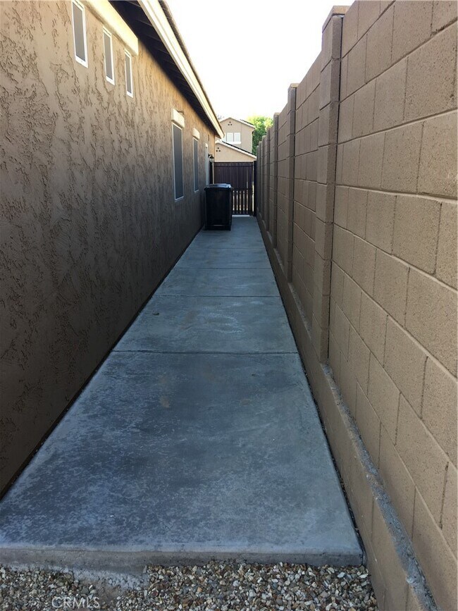 Building Photo - 10639 W Alex Ave