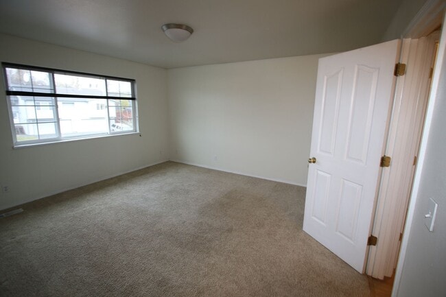 Building Photo - 3 Bedroom Eagle River Townhouse!