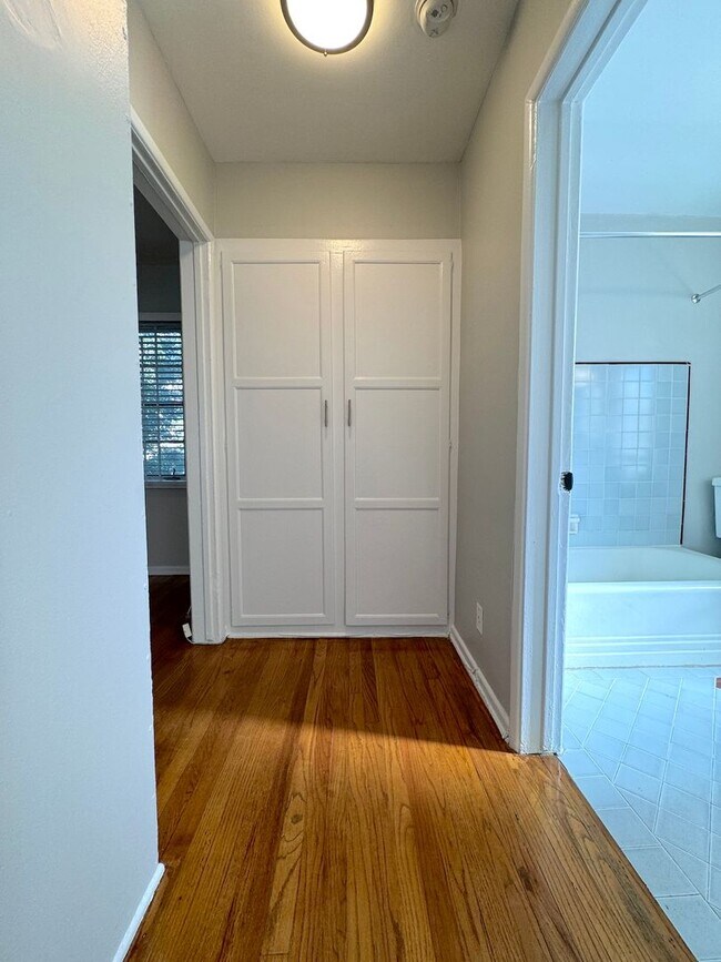 Building Photo - Classic Hollywood 1-Bedroom near Hollywood...