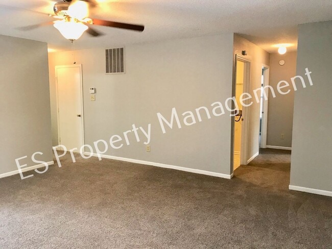 Building Photo - Beautiful 3 Bedroom 2 Bathroom Ranch Style Home in Lawrence!