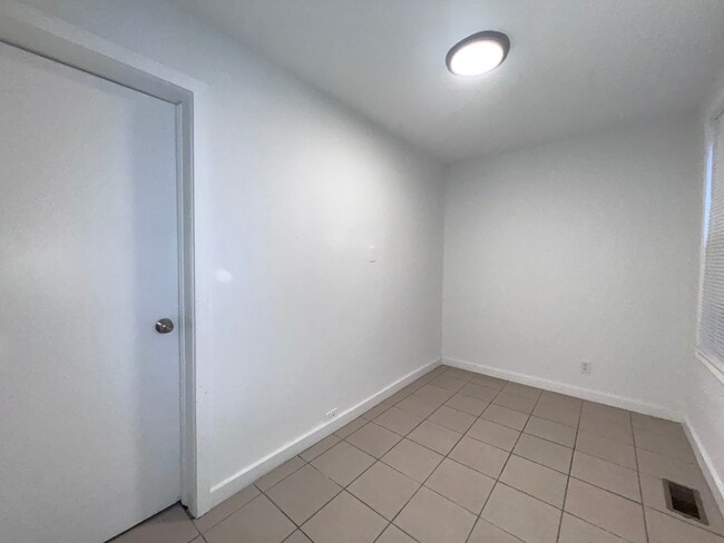 Building Photo - 8919 S Muskegon Ave