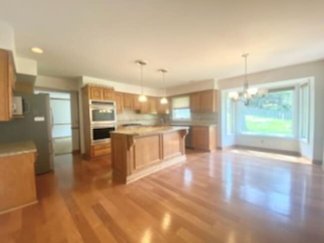 Building Photo - 5 bed / 3.5 bath Ranch House