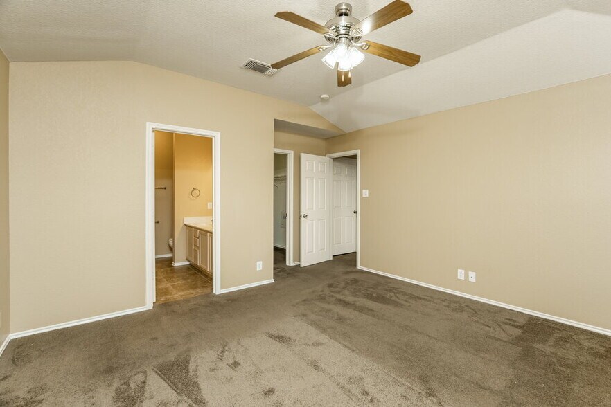 Building Photo - 135 Woodstone Loop