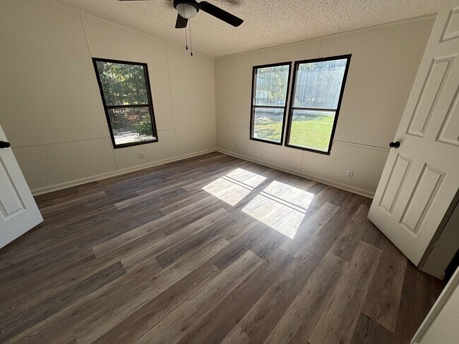 Building Photo - FOR RENT